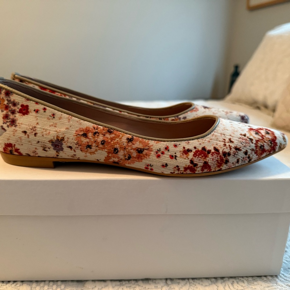 New in Box Sundance Catalog Cream Floral Flats Size 8 Made in Italy